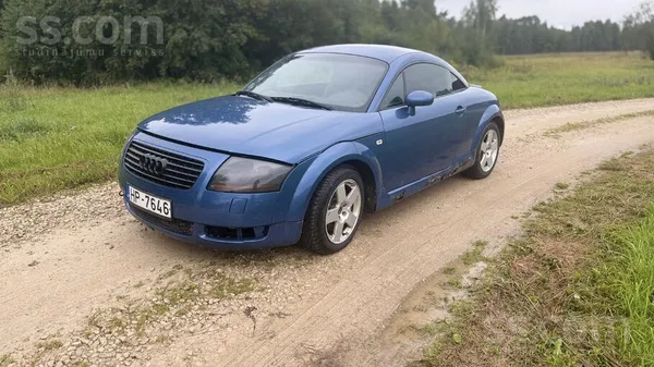Audi Quattro. Sapuvušas sliekšņu uzlikas. Aizmugurē jau