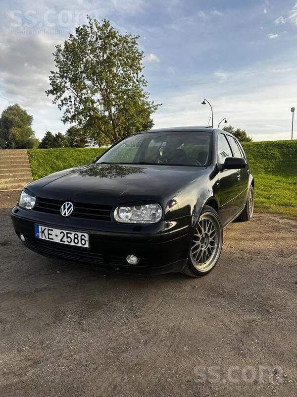 Volkswagen Tirgojas golf4 ar retu 2.3 vr5 benzīna dzinēju. Dz