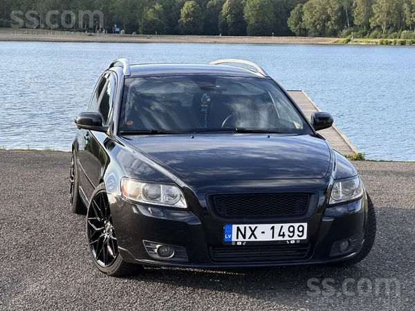 Volvo Pārdod ļoti koptu un skaistu ģimenes automašīnu – 