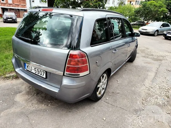 Opel Auto normālā stāvoklī, atbilstošs vecumam. Ir rūsa