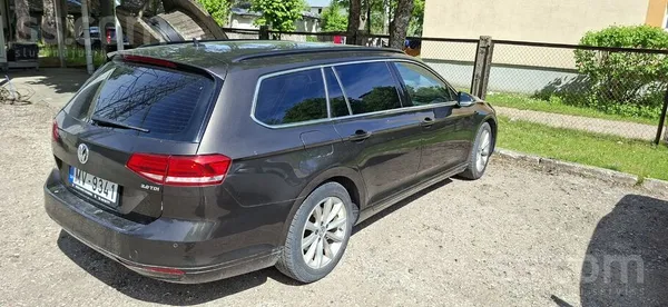 Volkswagen Ģimene pārdod šokokādes brūnu Passat B8, jo tas mu