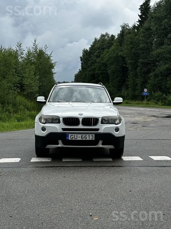 BMW Uz tirgu iet balts bmw x3 2010 gada beigas. 