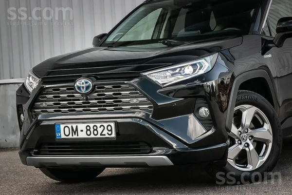 Toyota Pilns ar ekstrām kā mākonis. 5kameras, sildāms sti