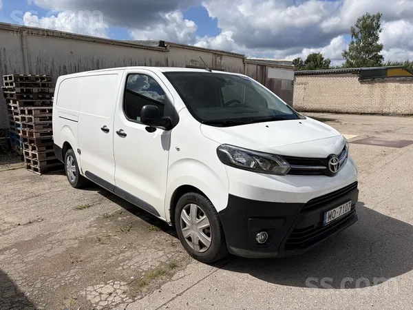 Uzņēmums pārdod Toyota Proace long (garā versija) busu 12800eur (tajā skaitā