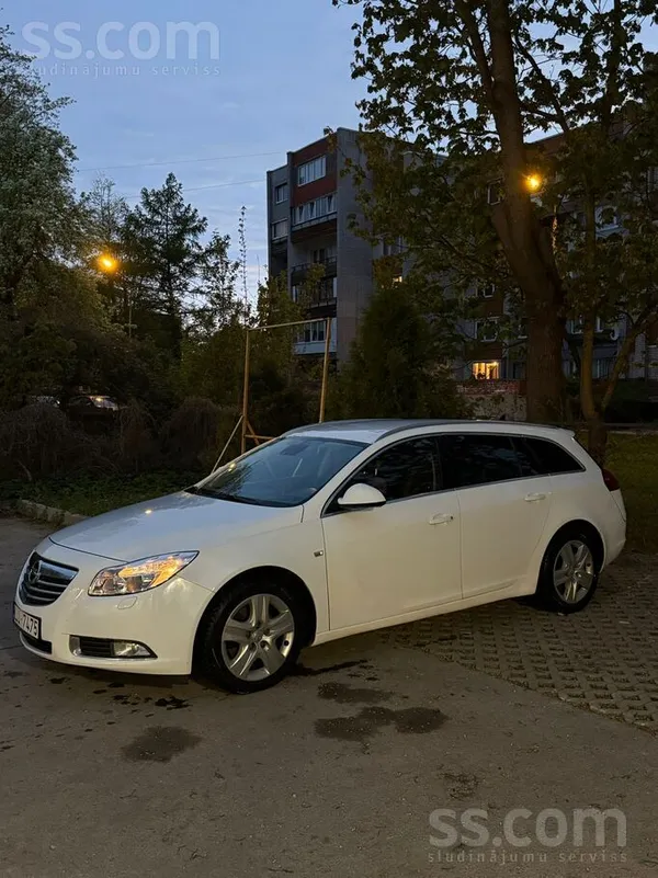 Opel Pārdodu 2011 gada Opel Insignia Sports Tourer. 