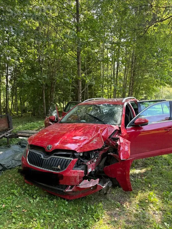 Skoda Pārdod auto pēc avārijas. Var rezerves daļās, var 