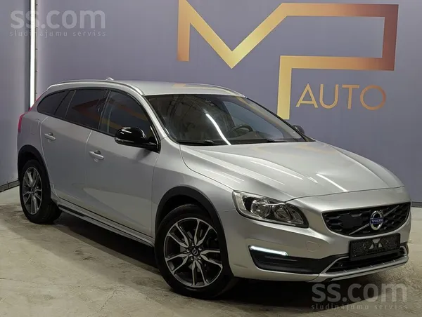 Volvo Bright Silver Metallic. Volvo V60 Cross Country, D