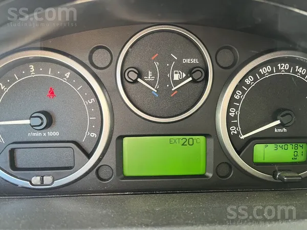 Land-rover Zvanīt uz otru telefonu. Pārdod jo ar mašīnu nebra