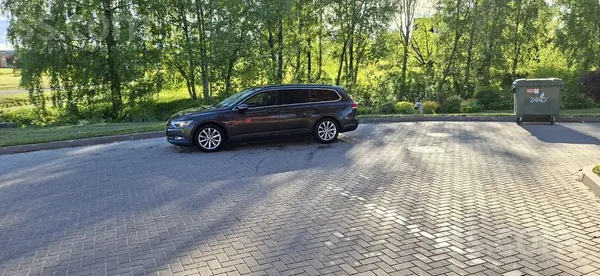 Volkswagen Ģimene pārdod šokolādes brūnu Passat B8, jo tas mu