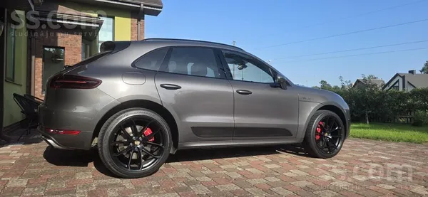 Porsche Macan Turbo / sport-chrono package & carbon / 3.6 V6 400zs (294kw)