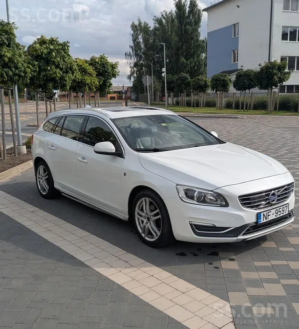 Volvo Balts Volvo v60. Ocean race edition. Jaudīgs un ek
