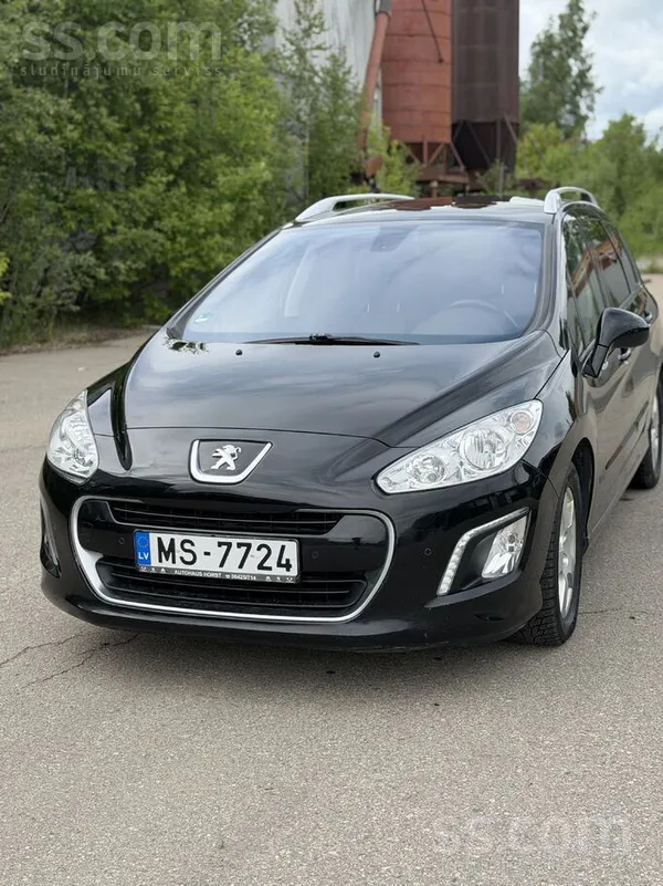 Peugeot Auto tehniski un vizuāli labā stāvoklī.