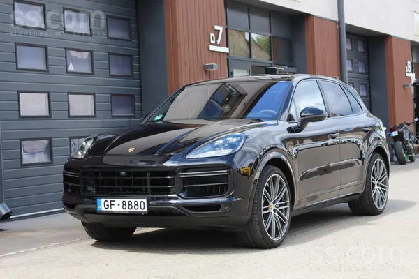 Jaunvērtīgs, kopts un labi aprīkots Porsche Cayenne Turbo, ar jaudīgu 4.0 40