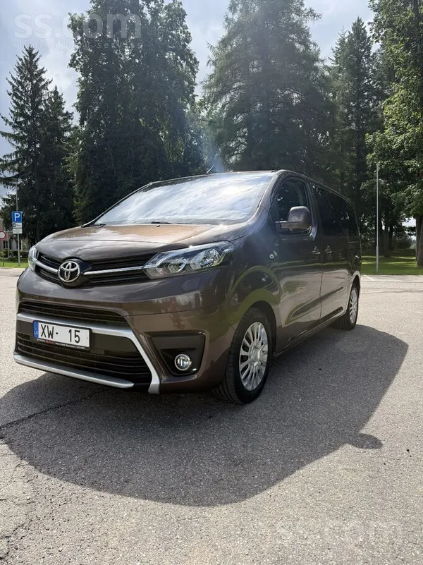 Toyota Pardodu labu gimenes auto. 8 sedvietas. Adas salon