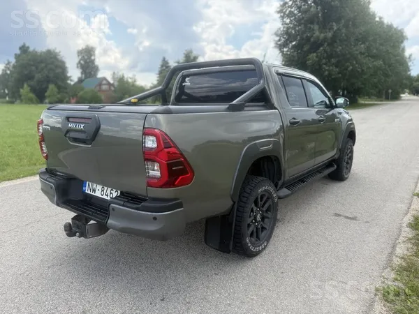 Uzņēmums pārdod Toyota Hilux 2.8D, pilnākā komplektācija. Apstrādāts ar pret