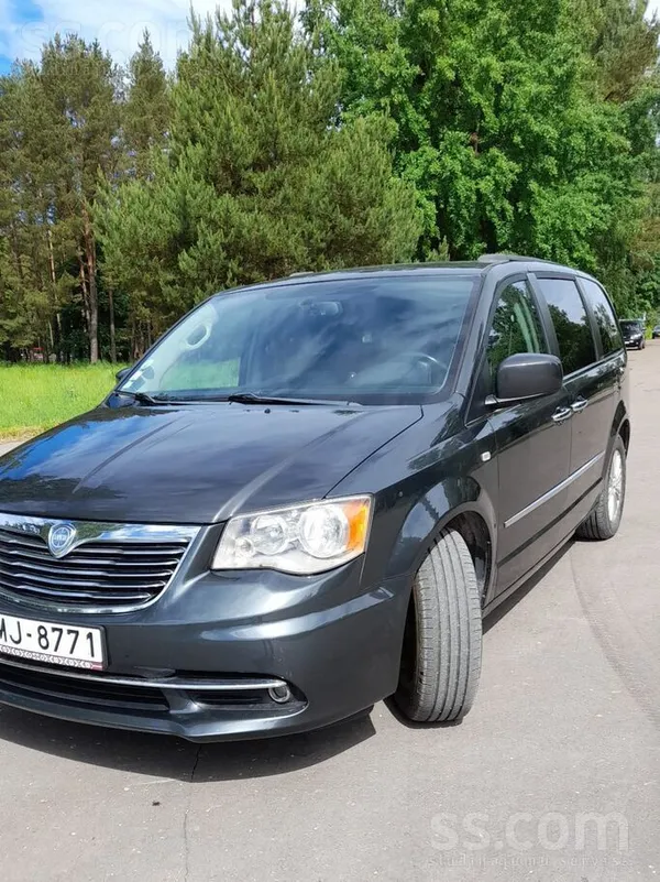 Lancia Pārdodu Lancia voyager, auto labā tehniskā un vizu
