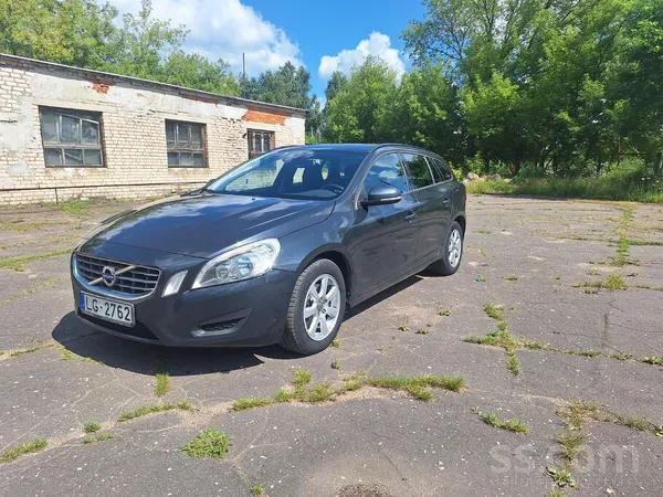 Владелец продает ухоженную Volvo V60, механика. Машина полностью обслужена и