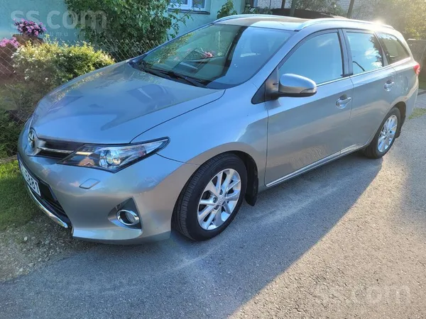 Toyota Toyota Auris Универсал 1.4 D-4D (90 л. с. ) Куплен