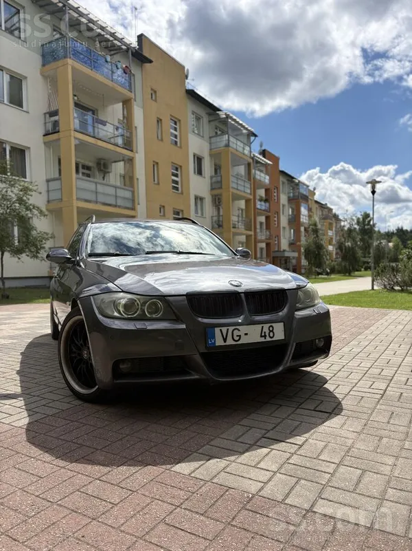 BMW Pardodu BMW 320D ar automātisko 6 ātrumu kārbu. Au