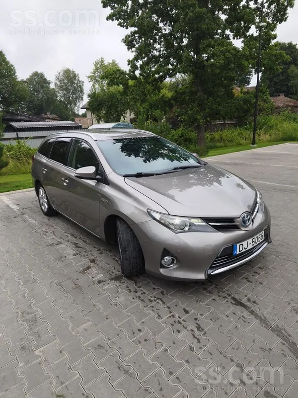 Toyota Toyota auris tourer sport - автомашина действитель