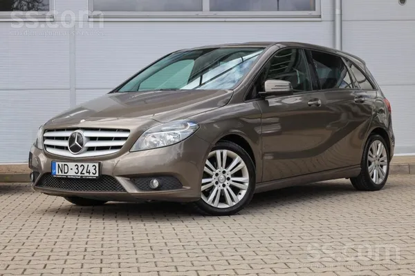 B180d Manuāls, Jauna TA

- Atpakaļskata kamera
- Avārijas bremzēšanas sis