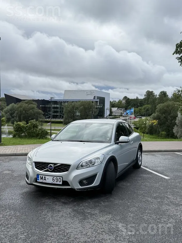 Pārdodu savu Volvo C30, ko braucu 4 gadus. Ērts un ekonomisks pilsētas auto