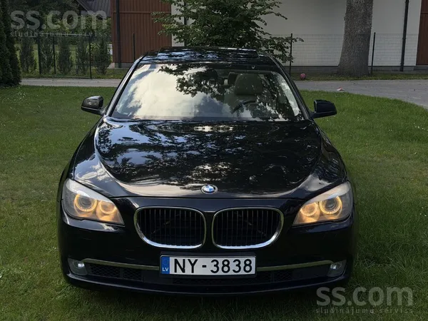 BMW 2012 BMW 740d xDrive – 313 HP – Automatic