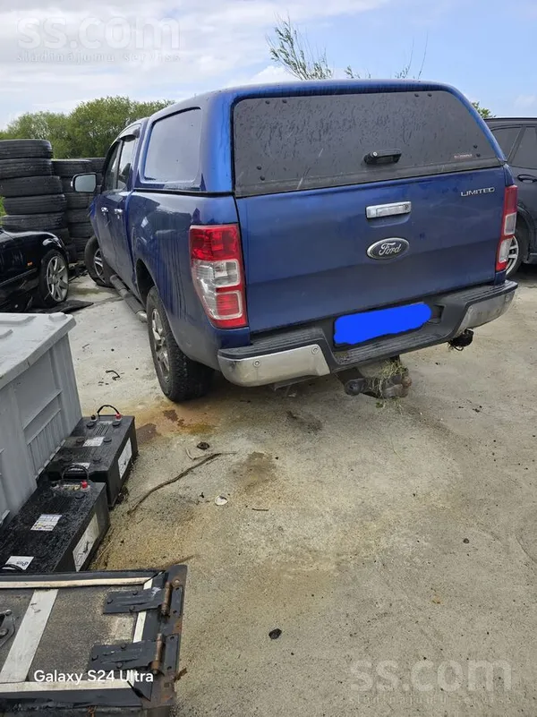 Ford Auto cietis avārijā bojājumi tikai virsbūvē. Abi s