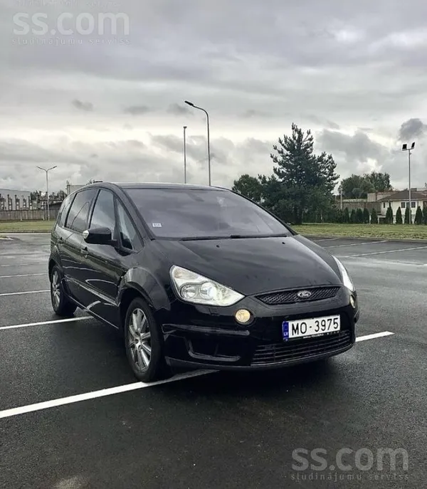 Ford Автомобиль на ходу, двигатель работает ровно, коро