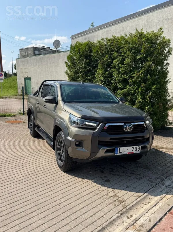 Toyota Auto pirkts Latvijã pie dīlera. Divas atslēgas, di