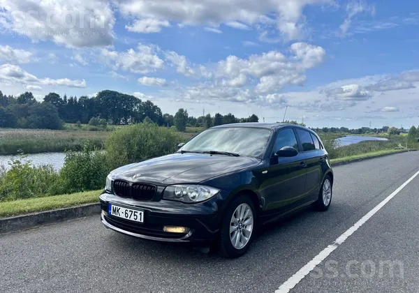 BMW Glīts, ekonomisks un uzticams melns BMW 1. sērijas