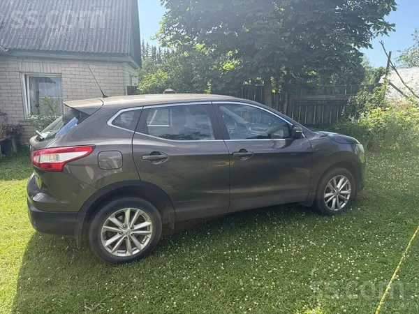 Nissan Sakarā ar jaunāka auto iegādi, pārdodu ekonomisku