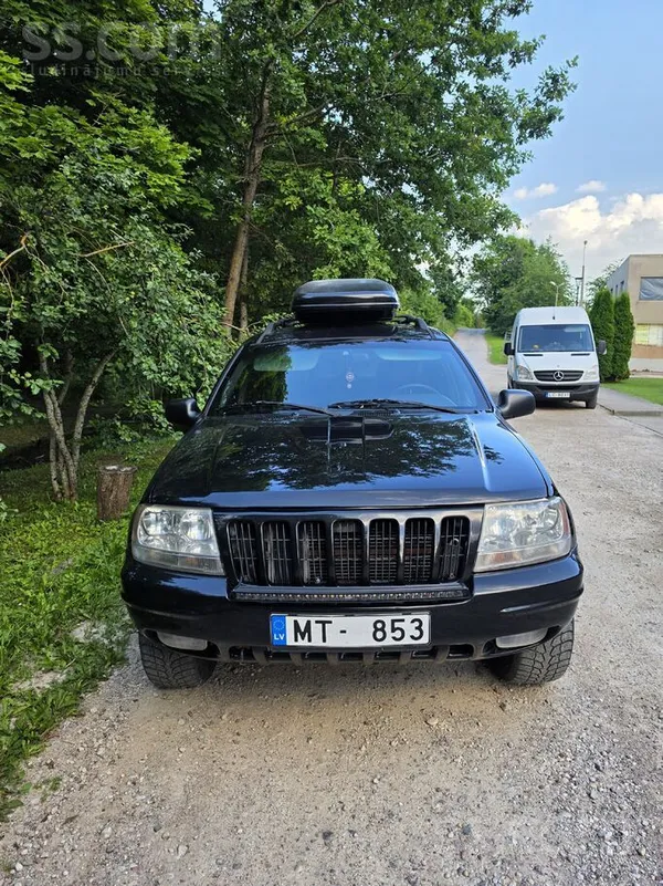 Jeep Sēdies un brauc.
