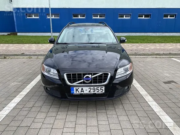 Volvo Saimniece pārdod savu auto. 