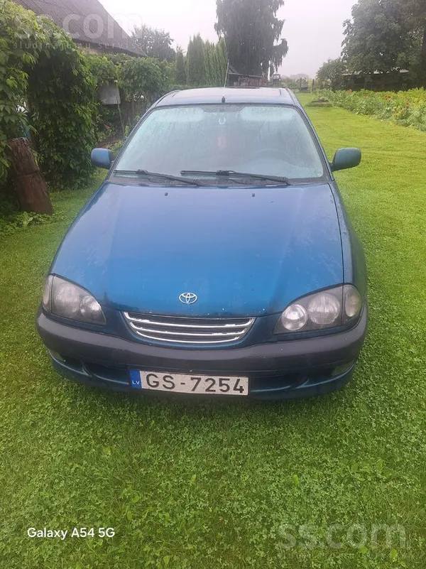 Toyota Pārdodu automašīnu. Var atjaunot un izmantot brauk