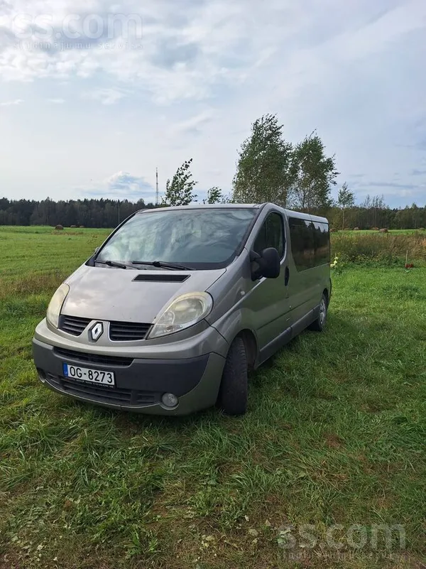 Renault 9 vietas. Garā bāze. Aizmugurē dubultās durvis. Sv