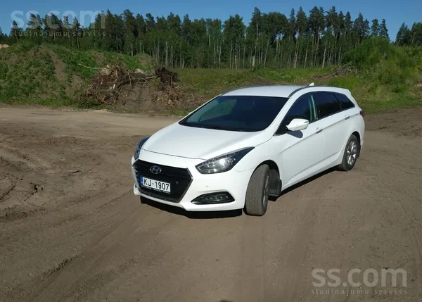 Hyundai Pardodu automašīnu ar bagātīgu aprīkojumu. Ir sēde
