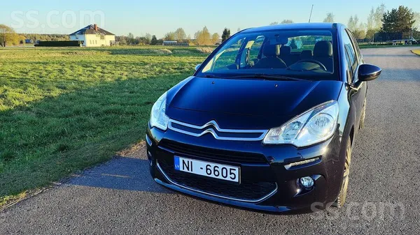 Citroen Семья продает экономичный городской автомобиль. ку