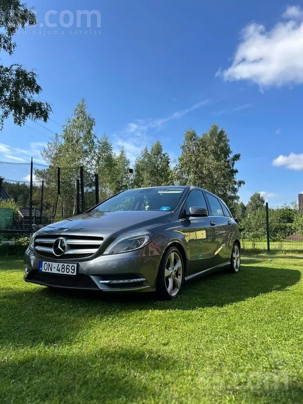 Mercedes Automašīna ir lieliskā stāvoklī. Ir jauna tehniskā