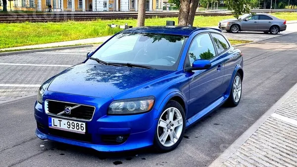 Skaists R-Design Volvo C30, ar jauno apskati, labā tehniskā stāvoklī. daudz