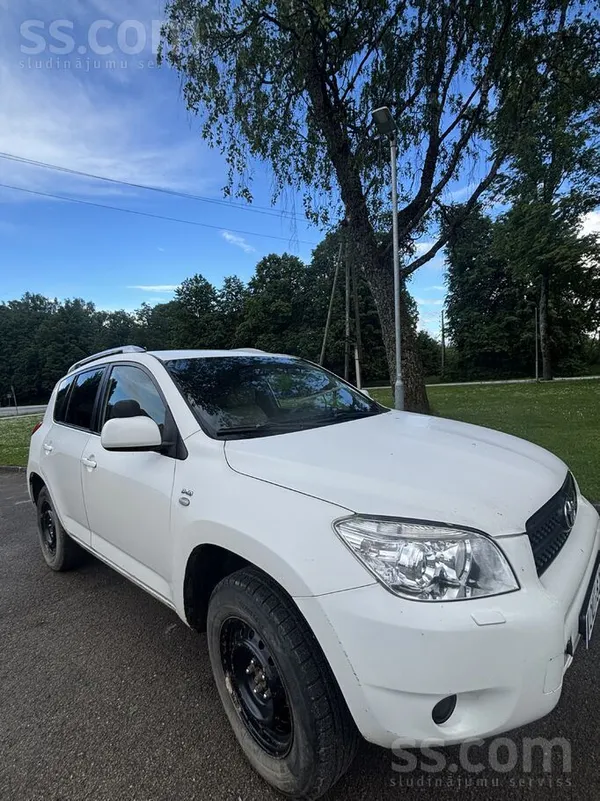 Toyota Latvijas vissezonu ceļiem ērts, praktisks, drošs a