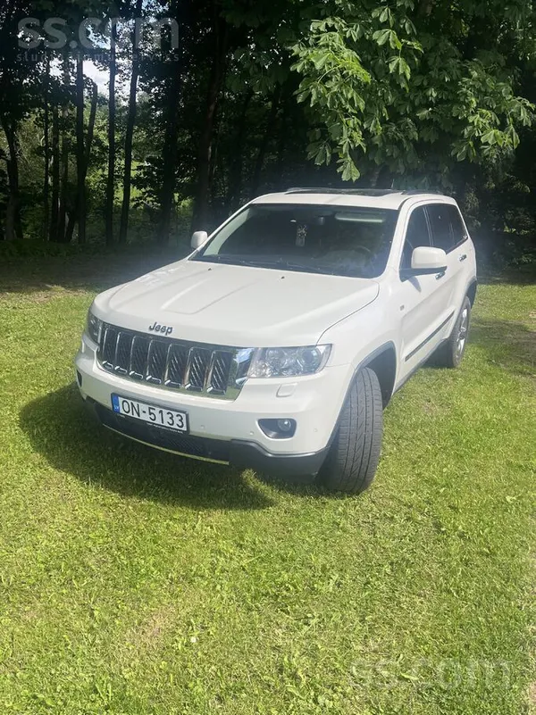 Jeep Automaśìna tikko no Itàlijas lìdz ar to super stàv