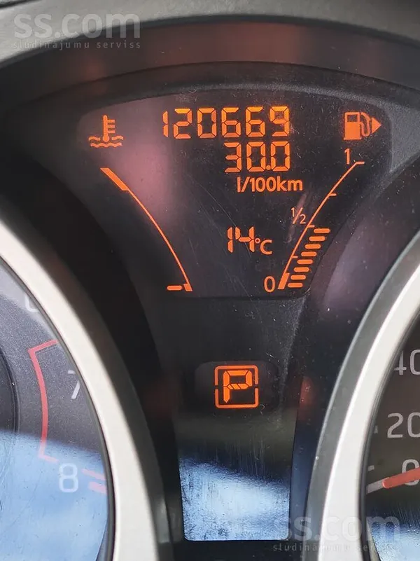 Nissan Mašīna labā tehniska kārtībā, ir otrs ratu komplek