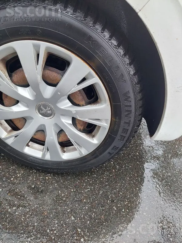 Nissan Pārdodu normālā braucošā stāvoklī auto, bet bez T.