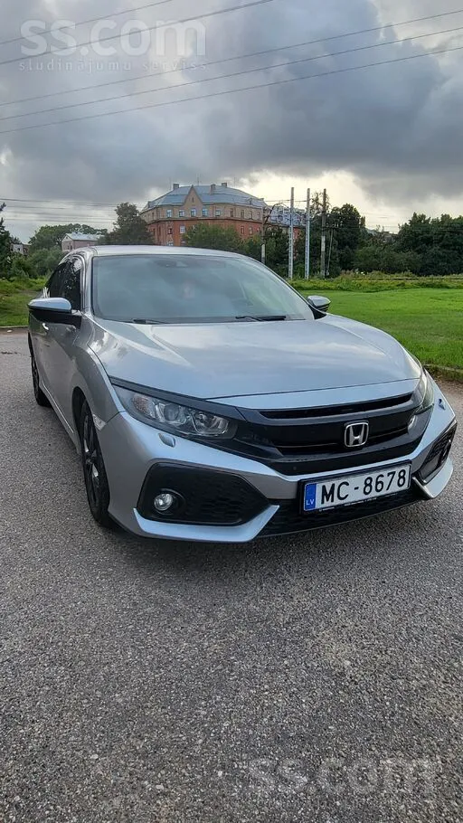 Pārdodu savu 2019. gada Honda Civic hečbeku ar 1.0 benzīna dzinēju un automā