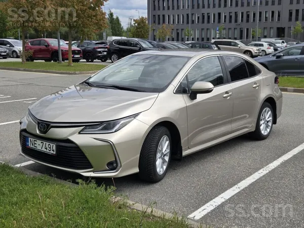 Toyota Privātpersona pārdod labi aprīkotu auto, kas līdz