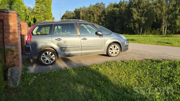 Citroen Pārdod ietilpīgu un ērtu 7-vietīgu ģimenes automaš