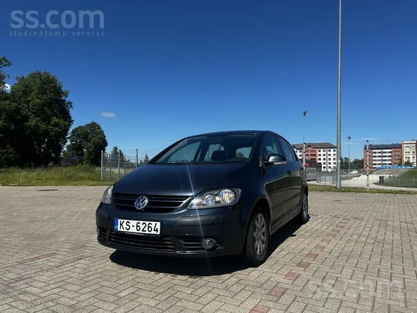 Volkswagen Tirgoju uzticamu ğimenes auto VW golf 5 plus. 