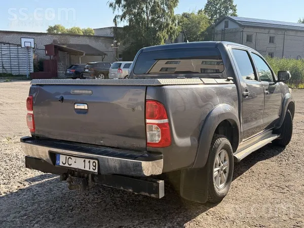 Toyota Pārdod Toyota Hilux 2012 gada, 5 sēdvietas, ar aiz
