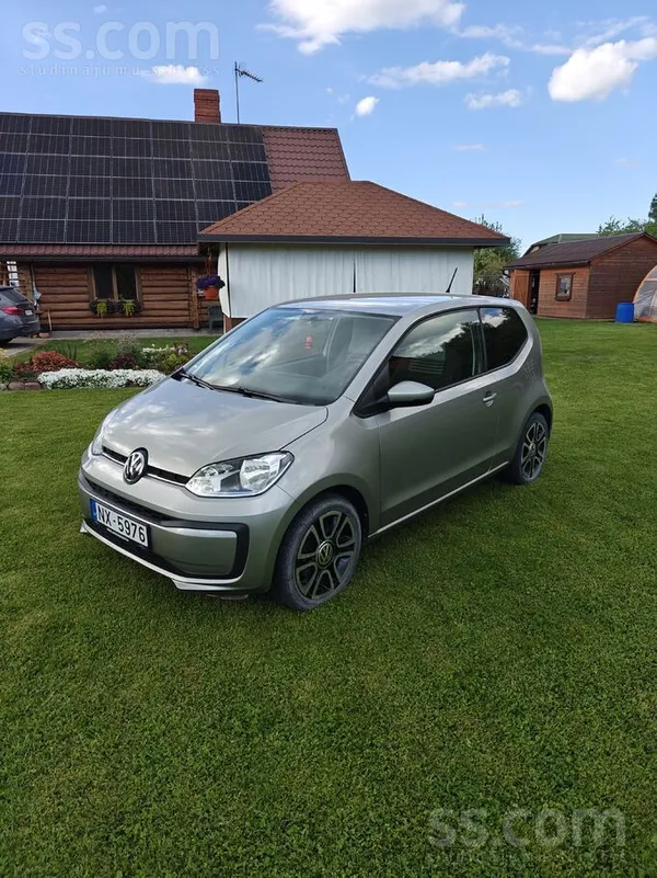 Volkswagen Pārdod stilīgu mazu pilsētas auto. Ekonomisks gan 
